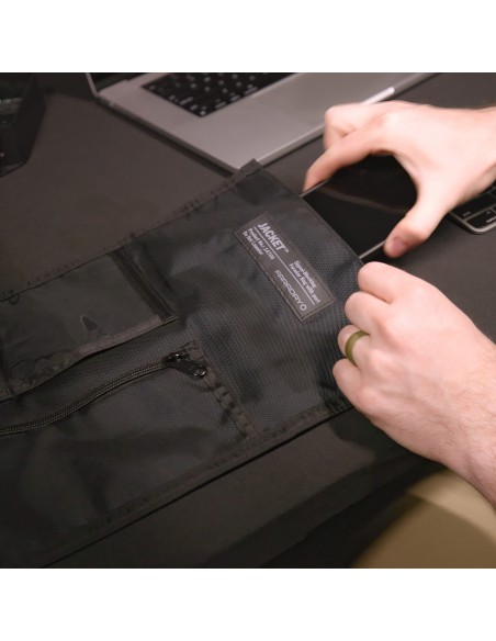 Pochette Faraday blocage des signaux RF avec hublot Jacket Pro - Faraday Defense