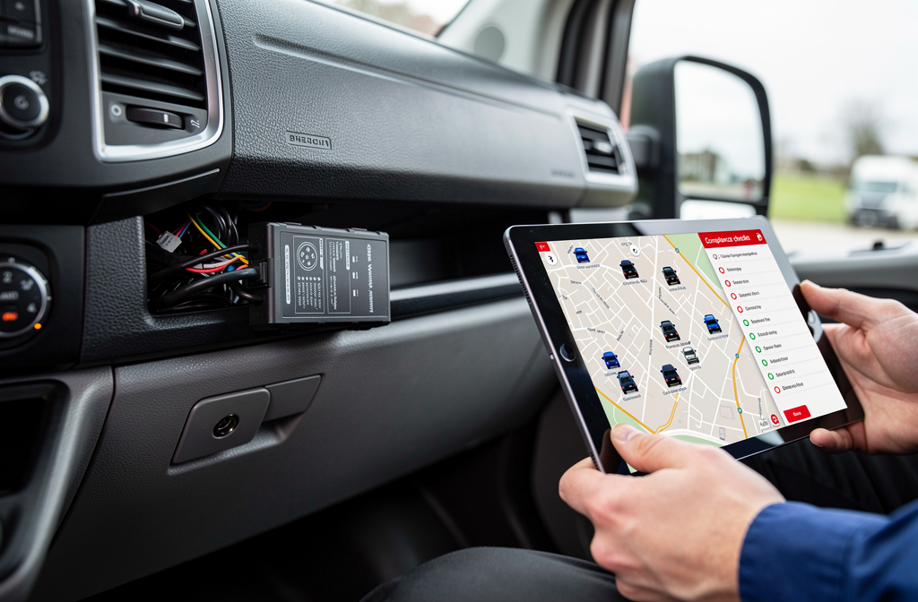 Traceur GPS professionnel installé dans un véhicule d'entreprise conforme à la réglementation