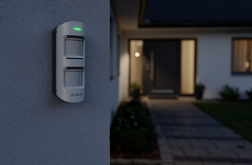 Détecteur de mouvement infrarouge extérieur installé près d'une porte d'entrée pour la surveillance de la maison