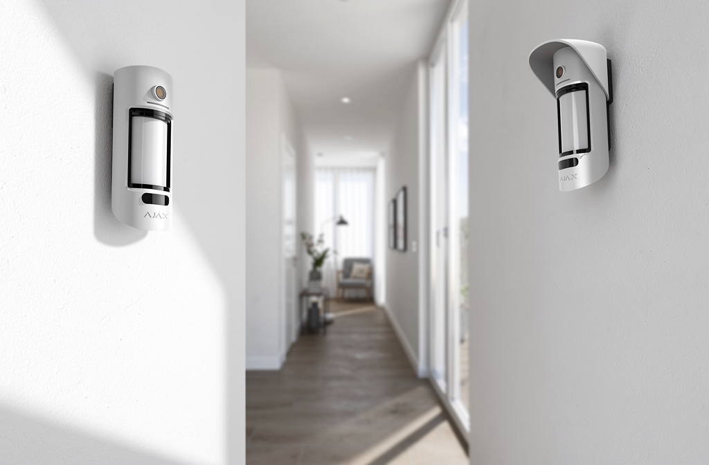 Détecteur de mouvement AJAX installé dans un couloir d'entrée moderne